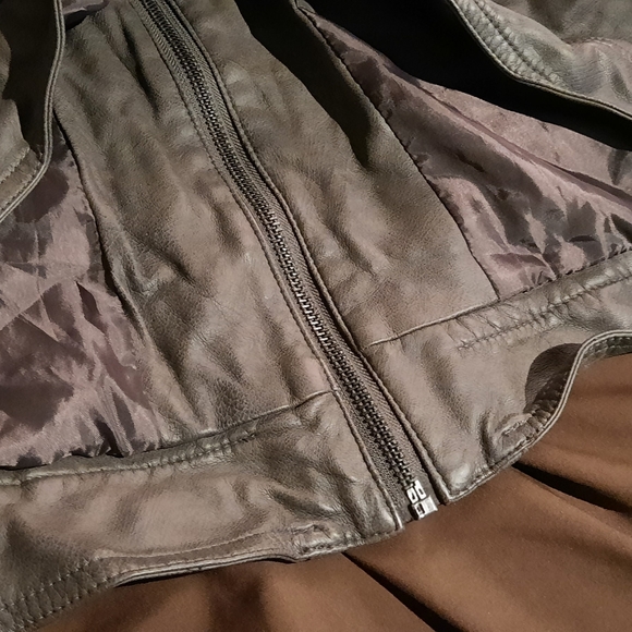 Feminine cut Leather Motorcycle Jacket - Picture 4 of 14